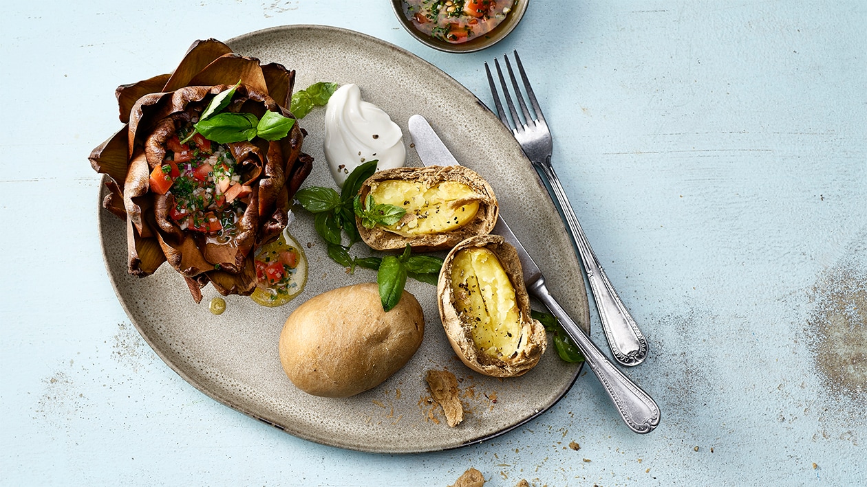 Artichauts au four à la vinaigrette de tomates et pommes de terre en croûte d'argile