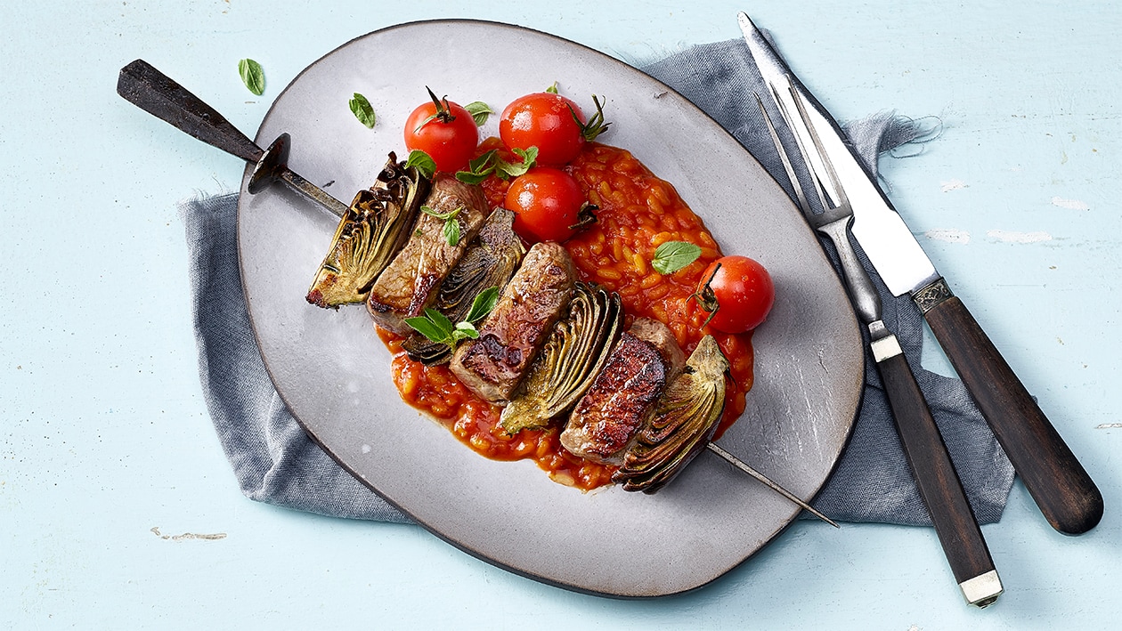 Tomaten-Risotto mit Munder-Safran und Rinds-Artischocken-Spiessli Tomaten-Risotto mit Munder-Safran und Rinds-Artischocken-Spiessli