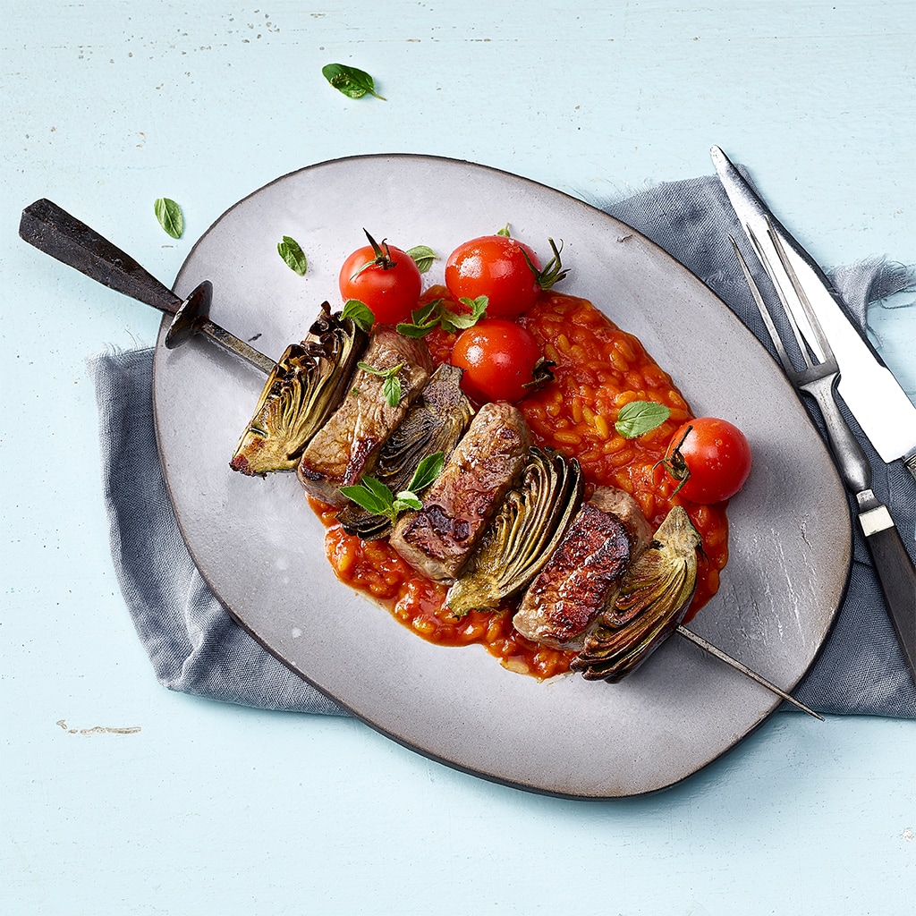 Risotto à la tomate au safran de Mund et brochette de boeuf et artichaut