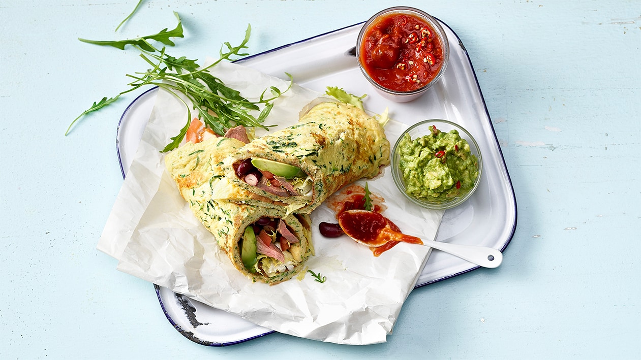 Gefüllter Wrap mit Steak vom Grill, Avocado und rote Bohnen