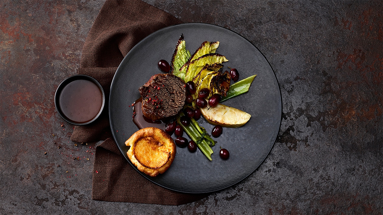 Hirschfilet mit Pfeffersauce, Meerrettich-Yorkshire-Pudding und gebratenem Gemüse