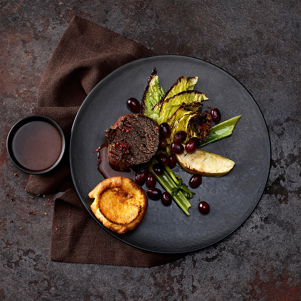 Filet de cerf à la sauce au poivre, Yorkshire pudding au raifort et légumes-racines rôtis