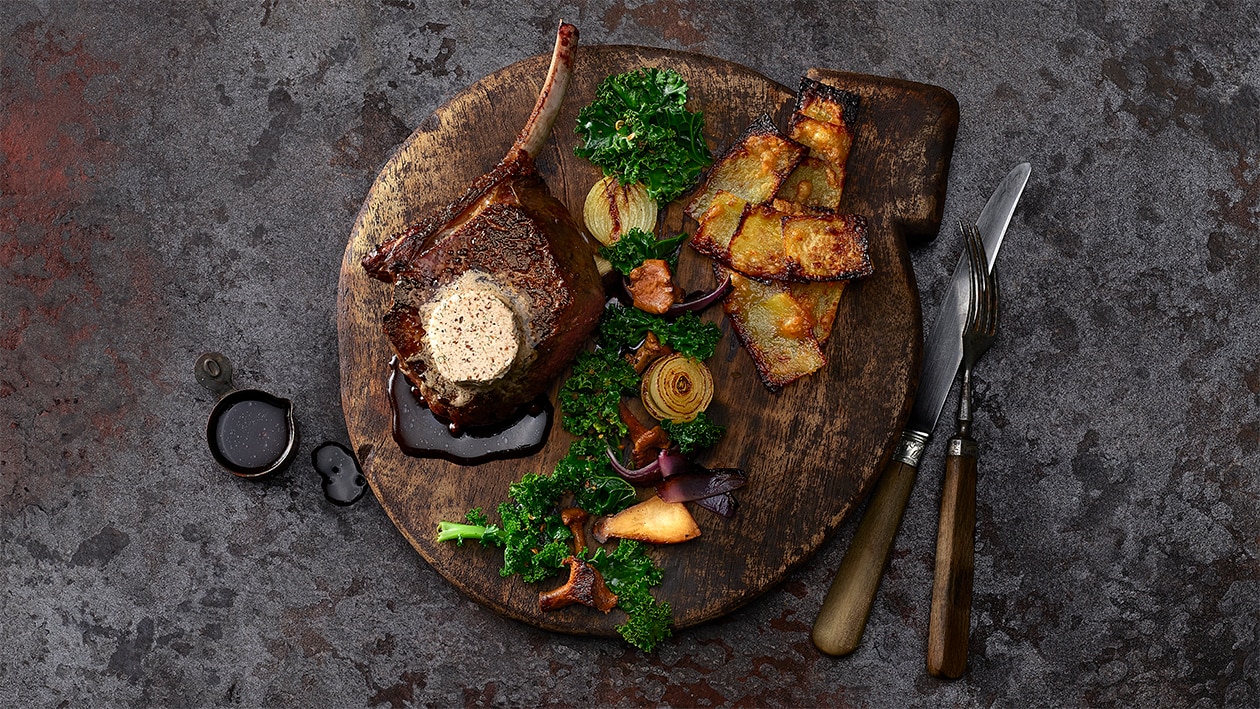 Côtelette de cerf au beurre Porto-bolets, domino de pommes de terre et fromage, échalotes braisées et chou kale Côtelette de cerf au beurre Porto-bolets, domino de pommes de terre et fromage, échalotes braisées et chou kale