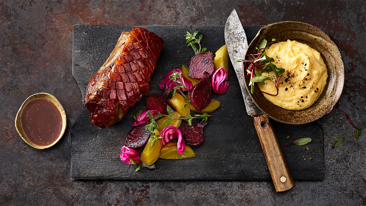 Meerrettich-Krustenbraten mit Polenta und Randen Meerrettich-Krustenbraten mit Polenta und Randen