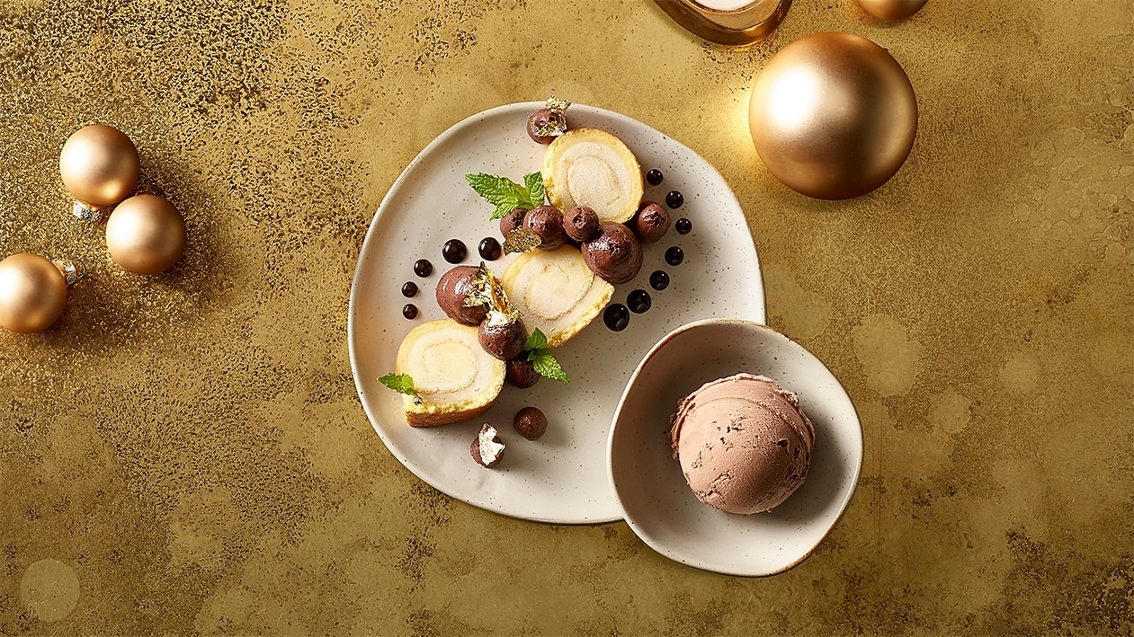 Roulade de Noël à la crème à la cannelle et glace au chocolat