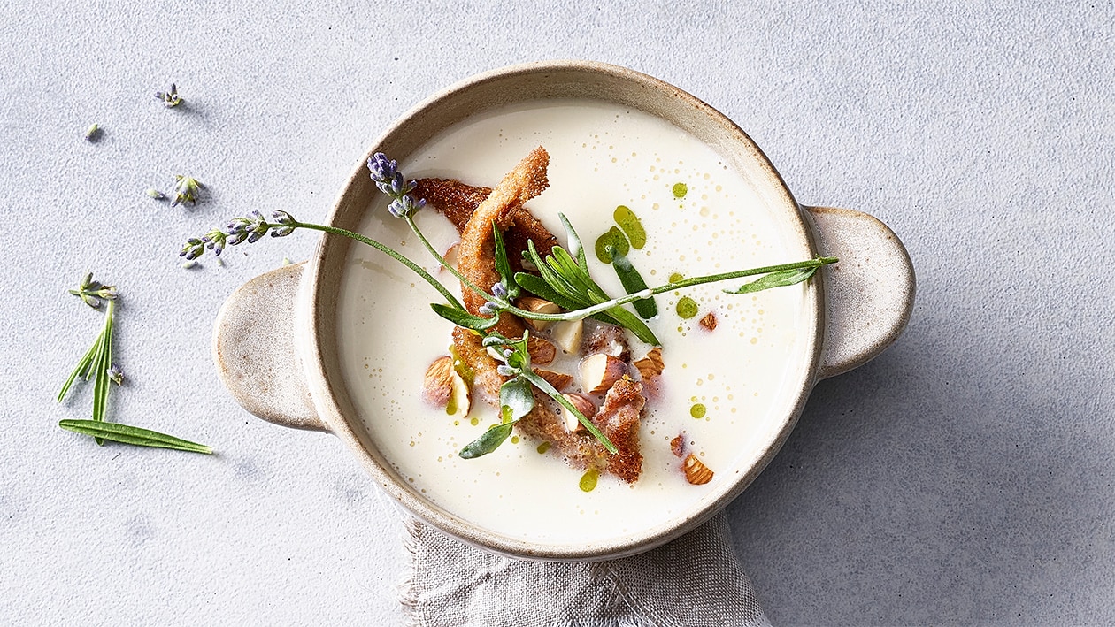 Mandelcreme-Suppe mit knuspriger Ente