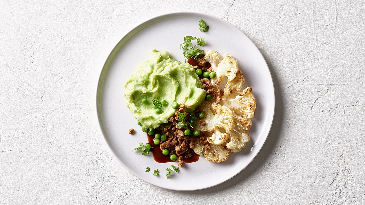 Veganes Gehacktes mit Erbsenkartoffelstock und gebratenem Blumenkohl Veganes Gehacktes mit Erbsenkartoffelstock und gebratenem Blumenkohl