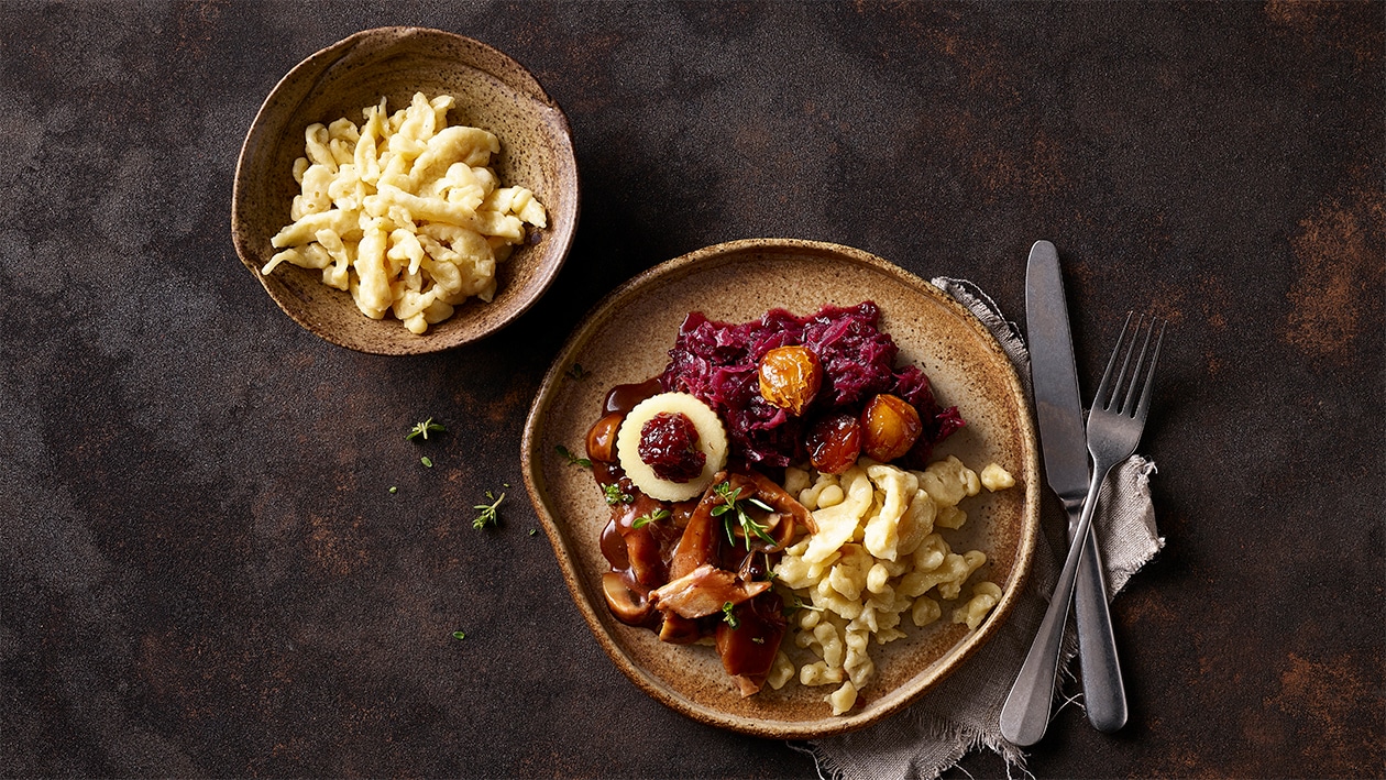 Emincé végane de gibier, spätzli et choux rouges Emincé végane de gibier, spätzli et choux rouges