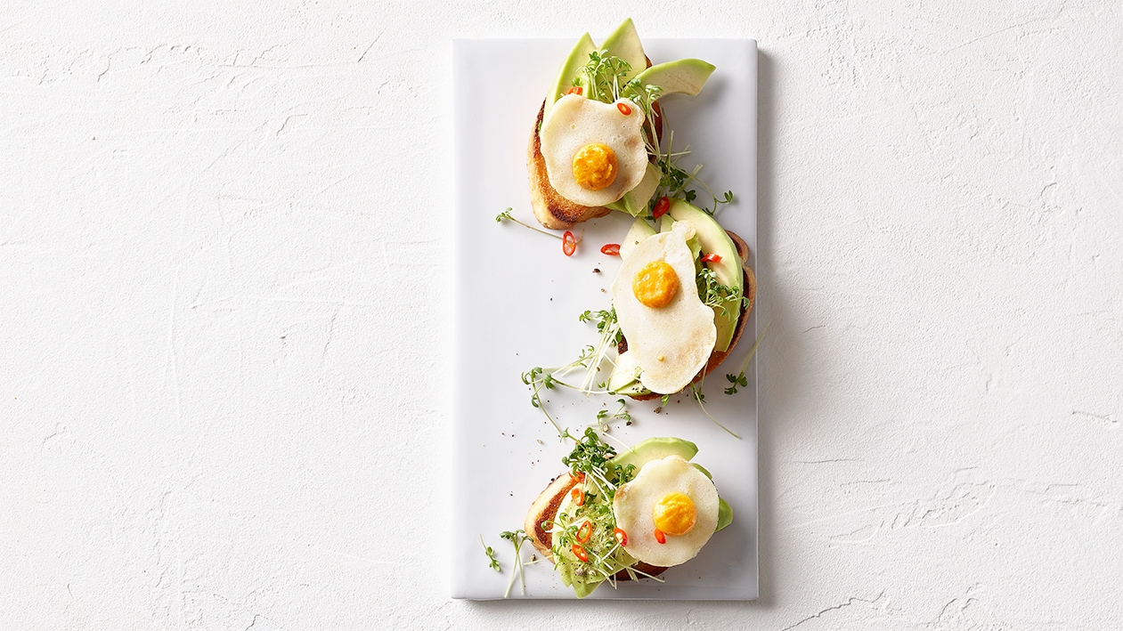 Crostini à l'avocat et oeuf au plat végane