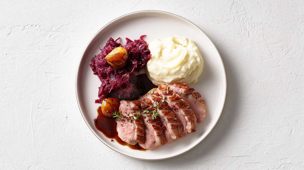 Magret de canard au jus de Porto, pomme purée et choux rouges