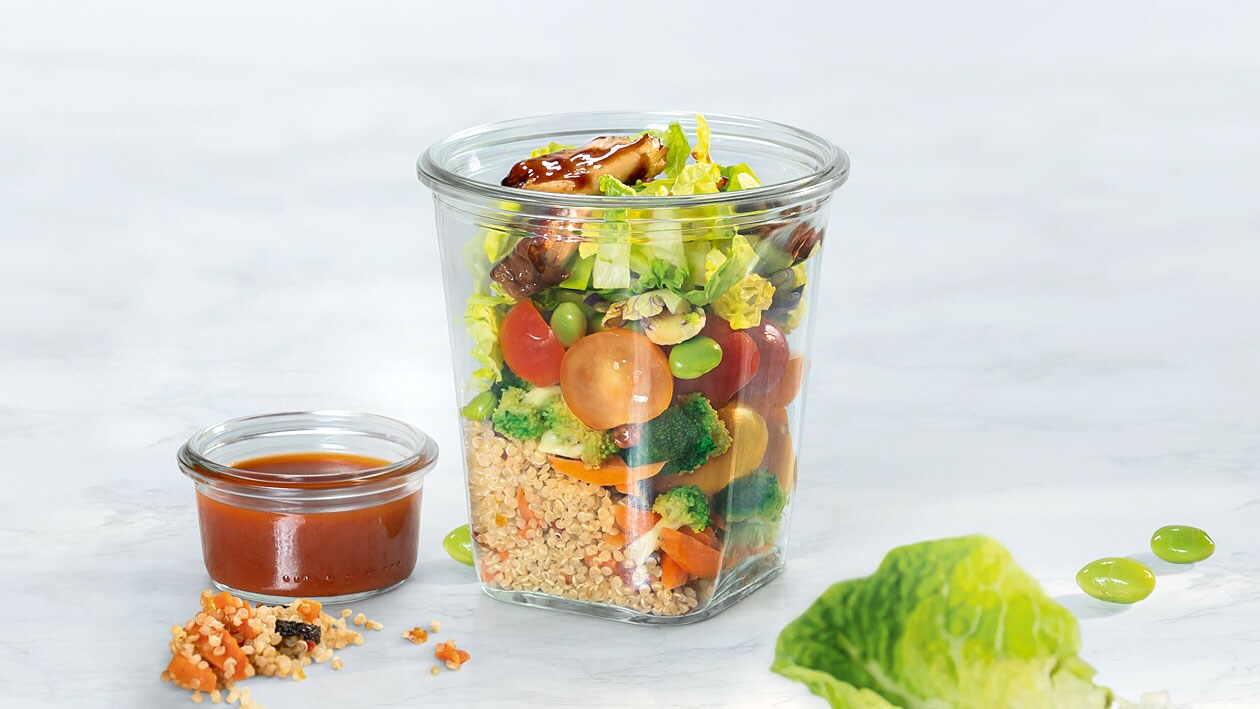 Salade d'été en couches au quinoa et émincé végane mariné Salade d'été en couches au quinoa et émincé végane mariné