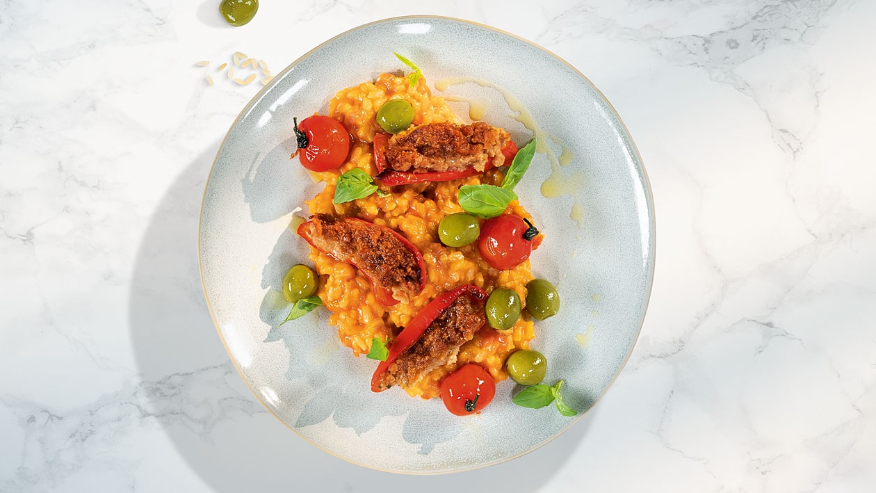 Poivrons pointus farcis sur risotto à la tomate et tapenade