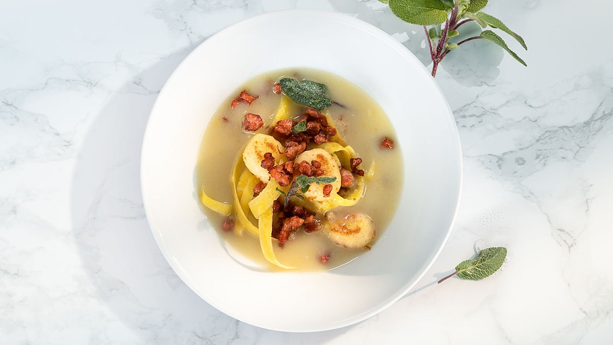 Soupe à la sauge au gnocchi et no mince croustillant Soupe à la sauge au gnocchi et no mince croustillant