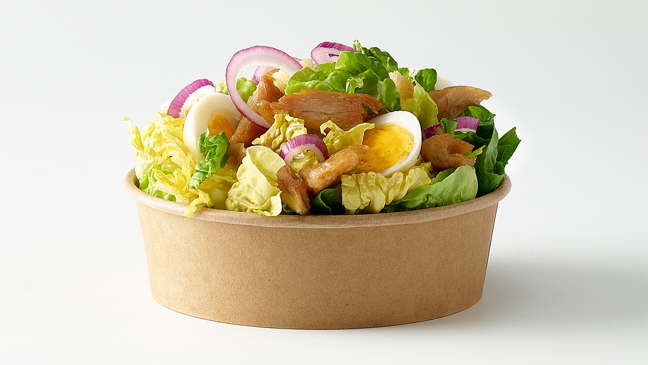 Vegetarischer Blattsalat mit frittierten Chunks und Ei