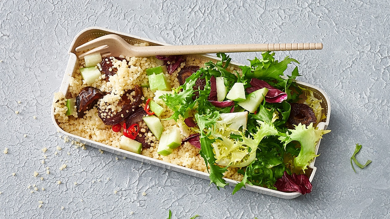 Bulgur Salat mit Datteln und Äpfeln