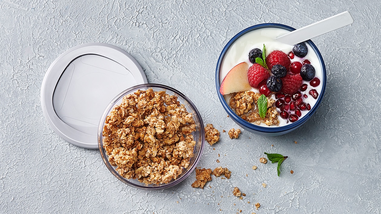Müesli de granola au yoghourt et fruits à emporter Müesli de granola au yoghourt et fruits à emporter