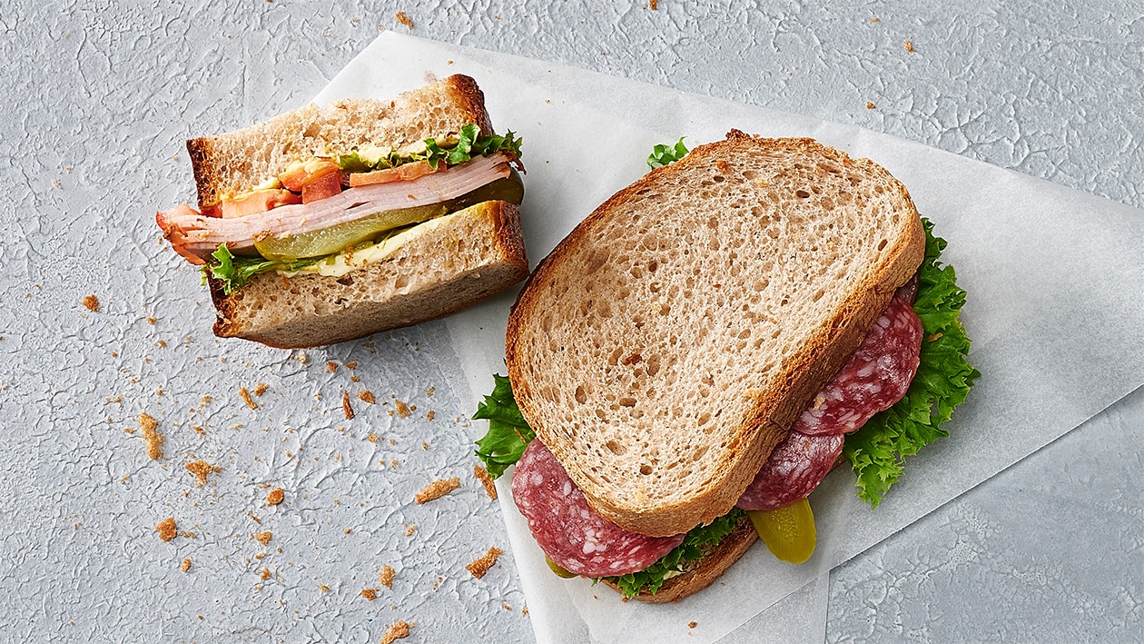 Salami- und Schinkensandwiches