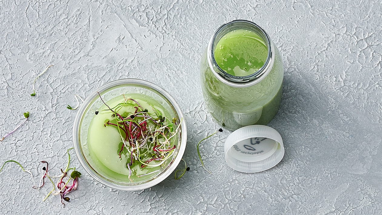 Smoothie vert en petit-déjeuner à emporter Smoothie vert en petit-déjeuner à emporter