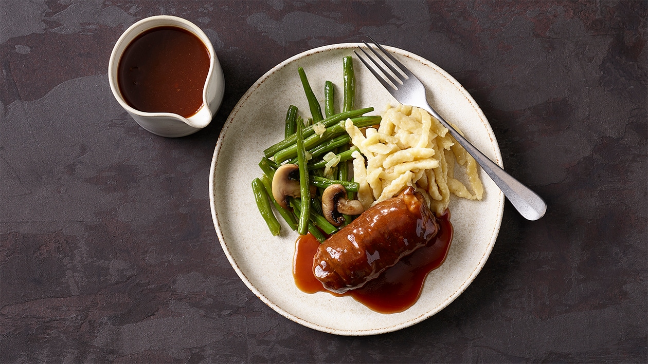 Paupiettes braisées au vin rouge, spätzli aux oeufs et haricots verts aux champignons sautés –  