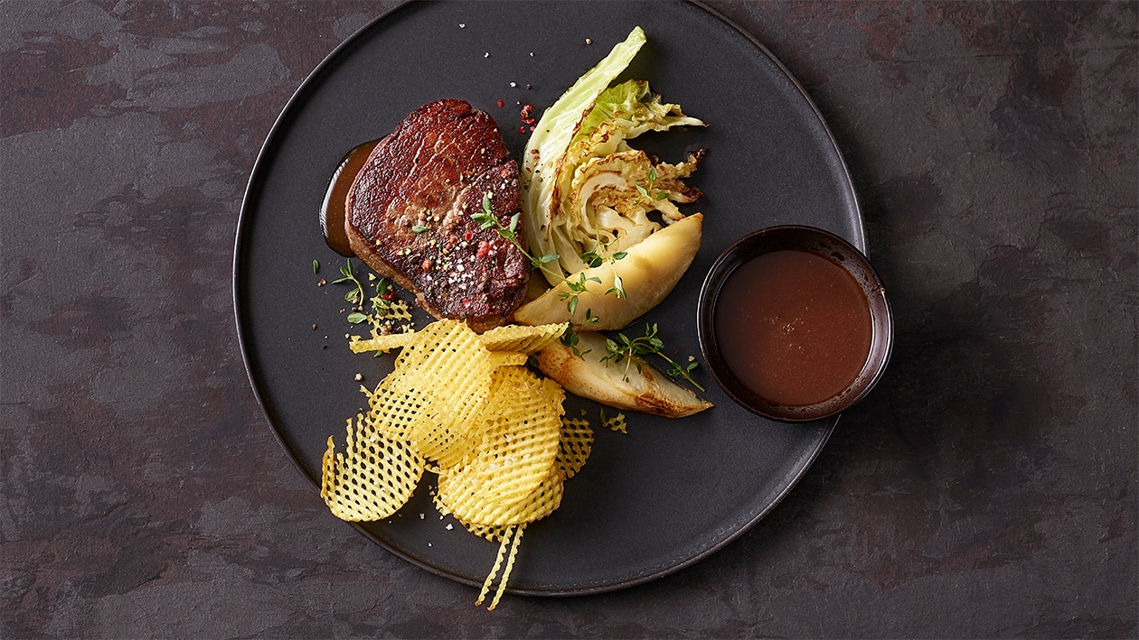 Rindsfilet mit Rotweinsauce, Waffelkartoffeln und Herbstgemüse –  