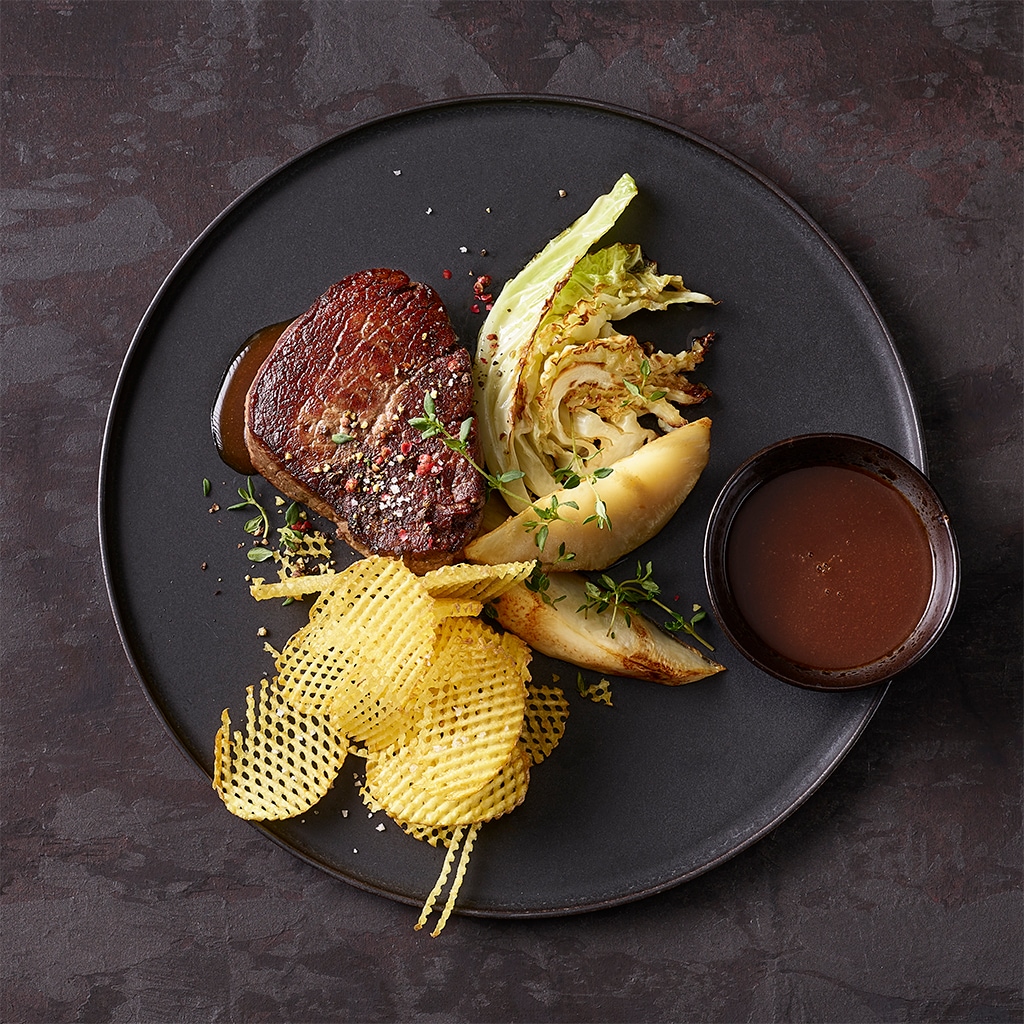Rindsfilet mit Rotweinsauce, Waffelkartoffeln und Herbstgemüse