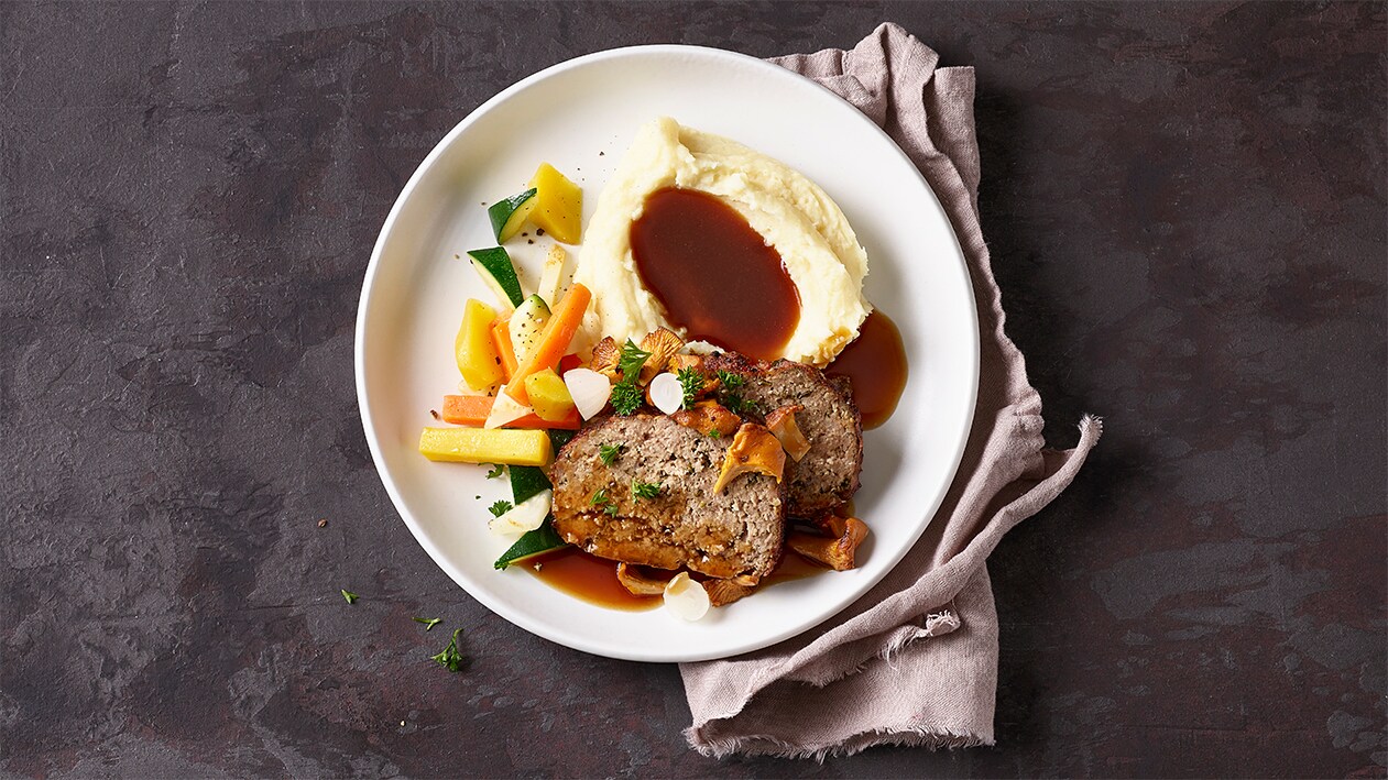 Rôti haché et sauce aux chanterelles, pommes purée et légumes glacés –  