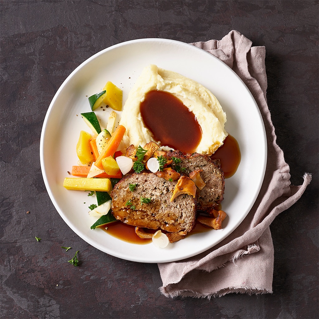 Hackbraten mit Eierschwämmlisauce, Kartoffelstock und glasiertem Gemüse