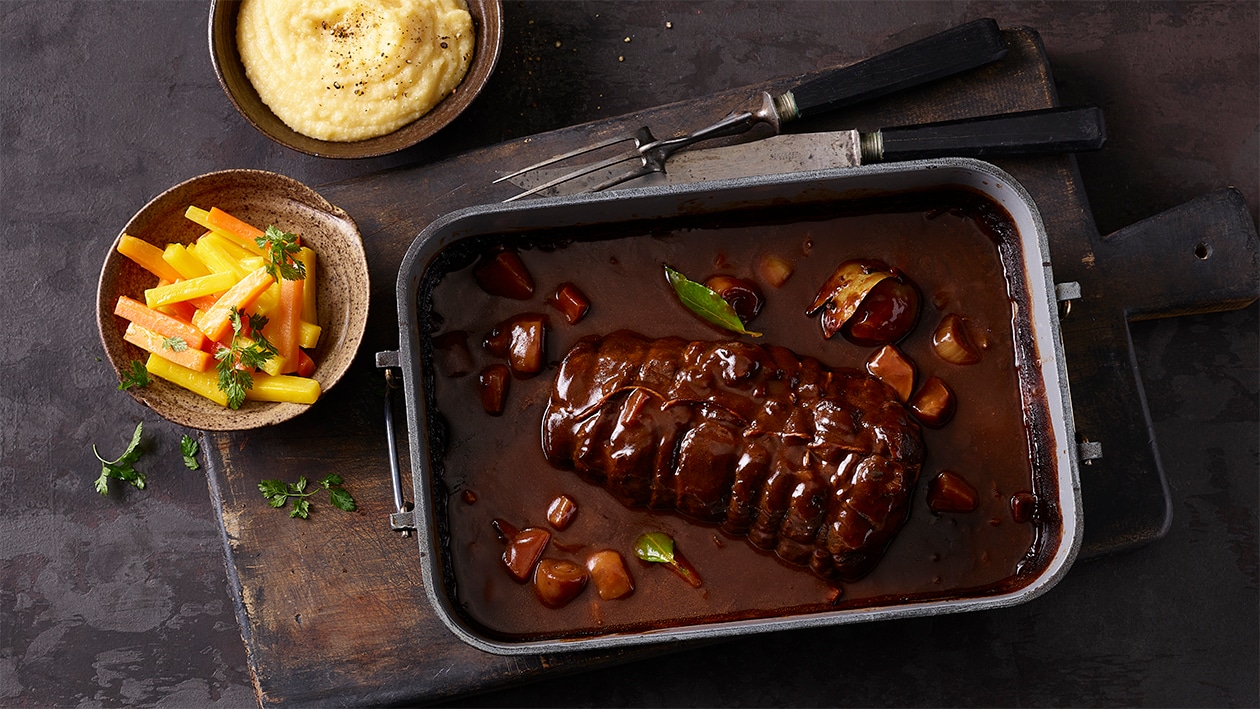 Rindsschmorbraten mit cremiger Polenta und glasierten Rüebli –  