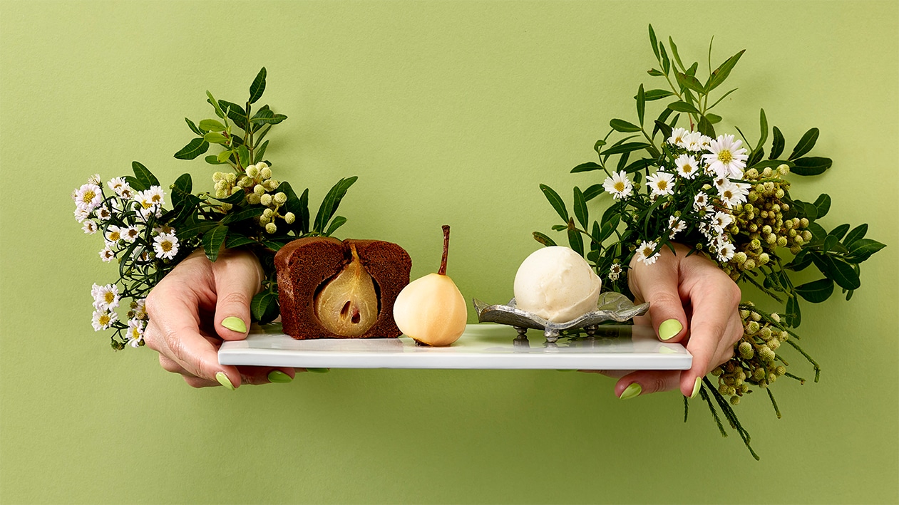 Pochierte Weisswein Birne mit Schokoladen-Birnen-Cake und Sorbet –  
