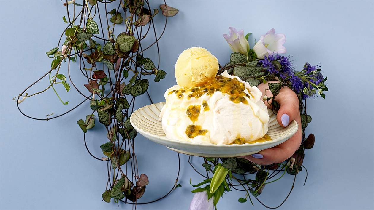 Passionsfruchtsorbet auf veganer Pavlova –  