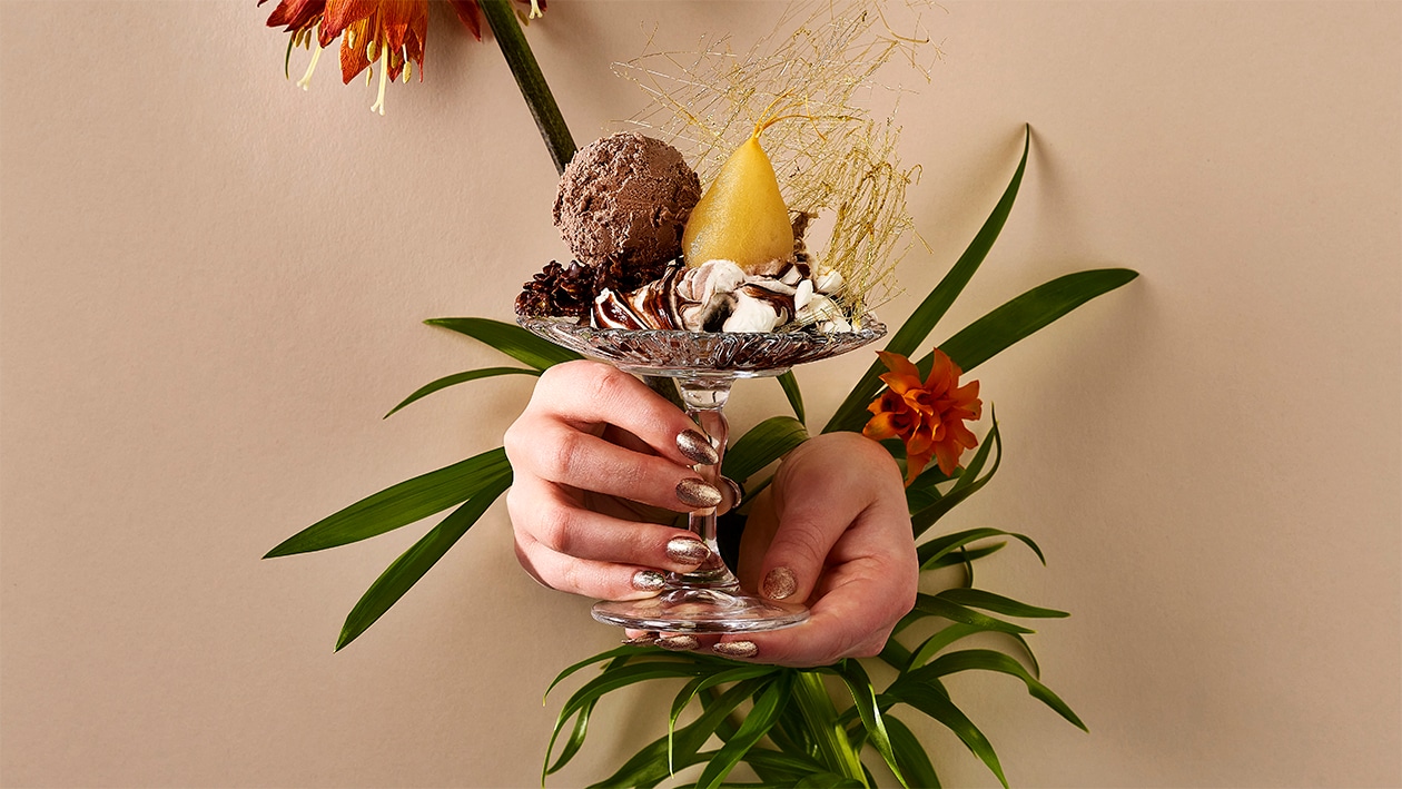 Glace au chocolat au lait, mousse au chocolat et poire pochée au vin blanc