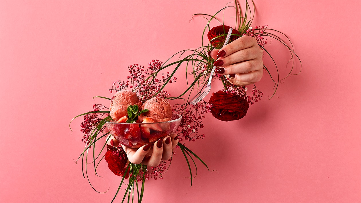 Sorbet à la fraise avec des fraises marinées –  