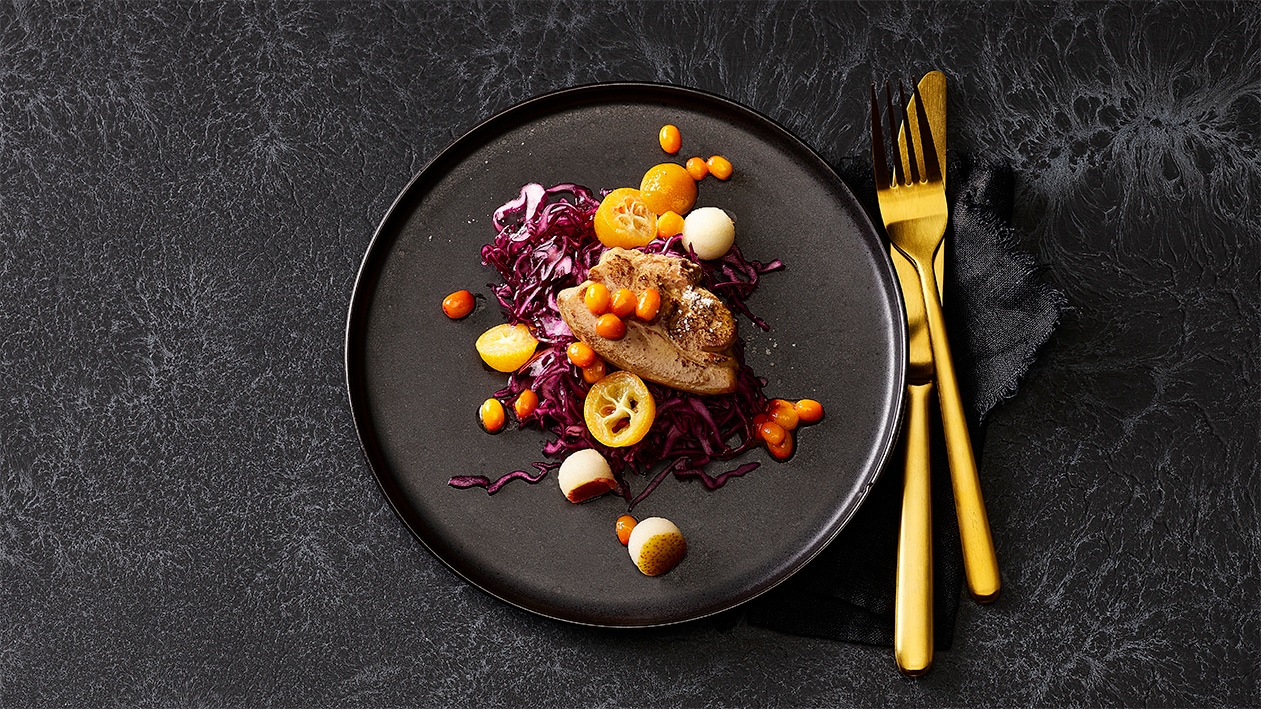 Foie d'oie sauté sur choux rouges et fruits glacés