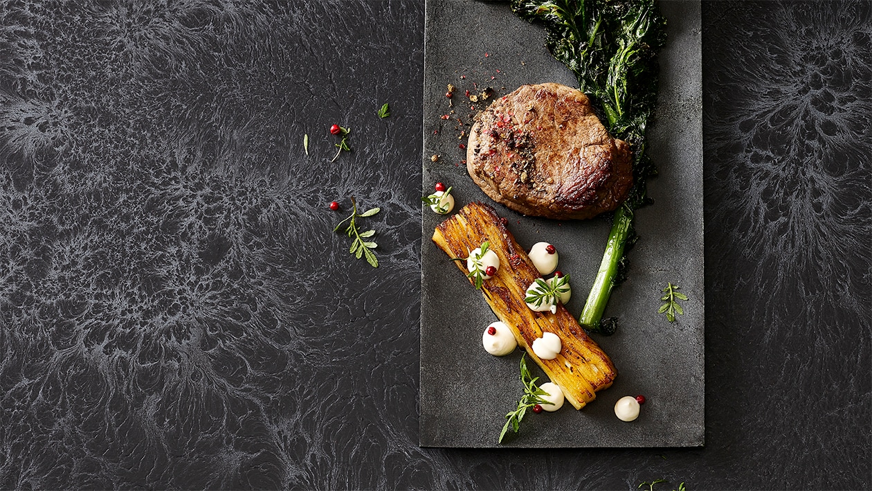 Médaillon de filet de boeuf aux baies d'aronia, pommes de terre et chou kale