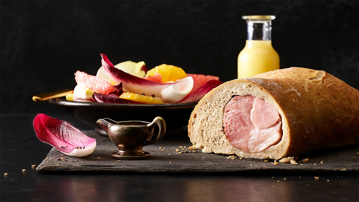 Jambon en croûte épicée et salade chicorée aux agrumes