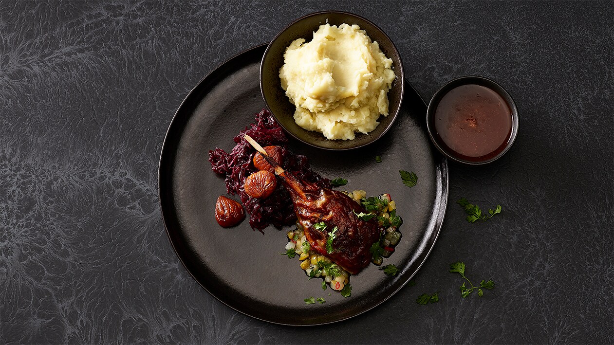 Cuisse d'oie végane, choux rouges et écrasé de pommes de terre Cuisse d'oie végane, choux rouges et écrasé de pommes de terre