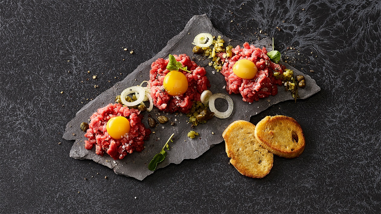 Tartare de boeuf et baguette au beurre