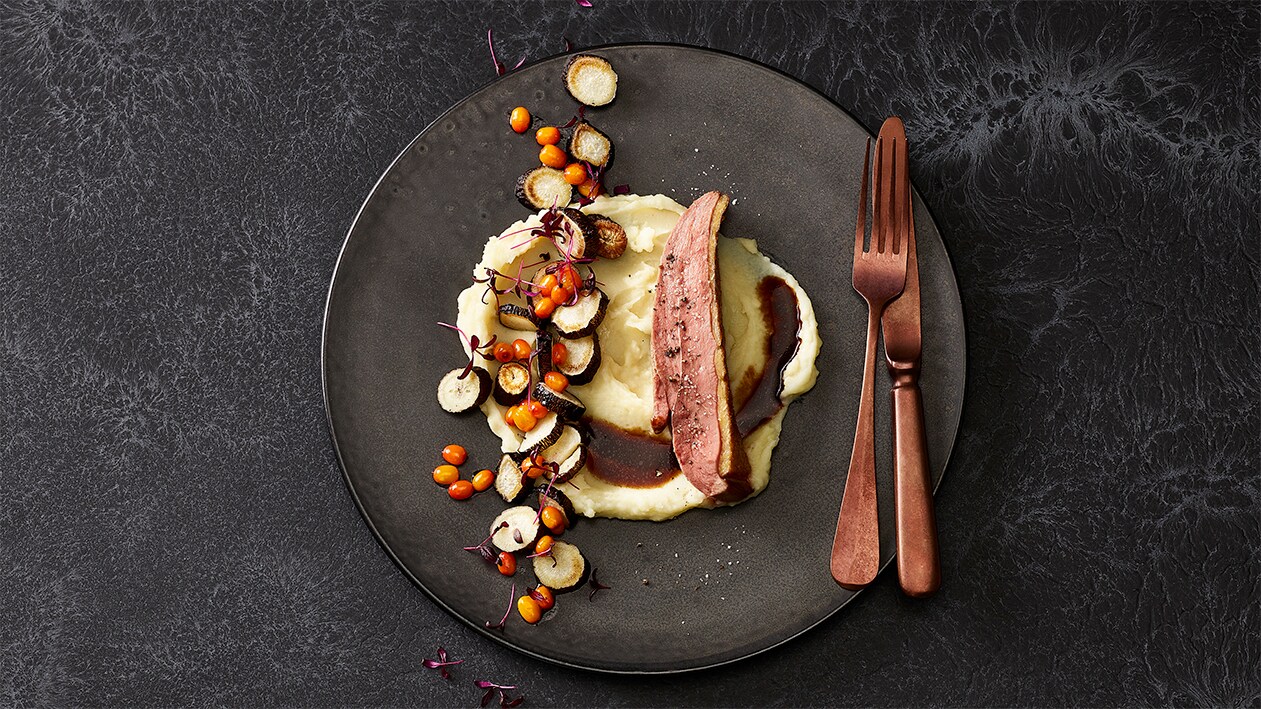 Entenbrust mit Kartoffelpüree, Schwarzwurzel und Sanddorn