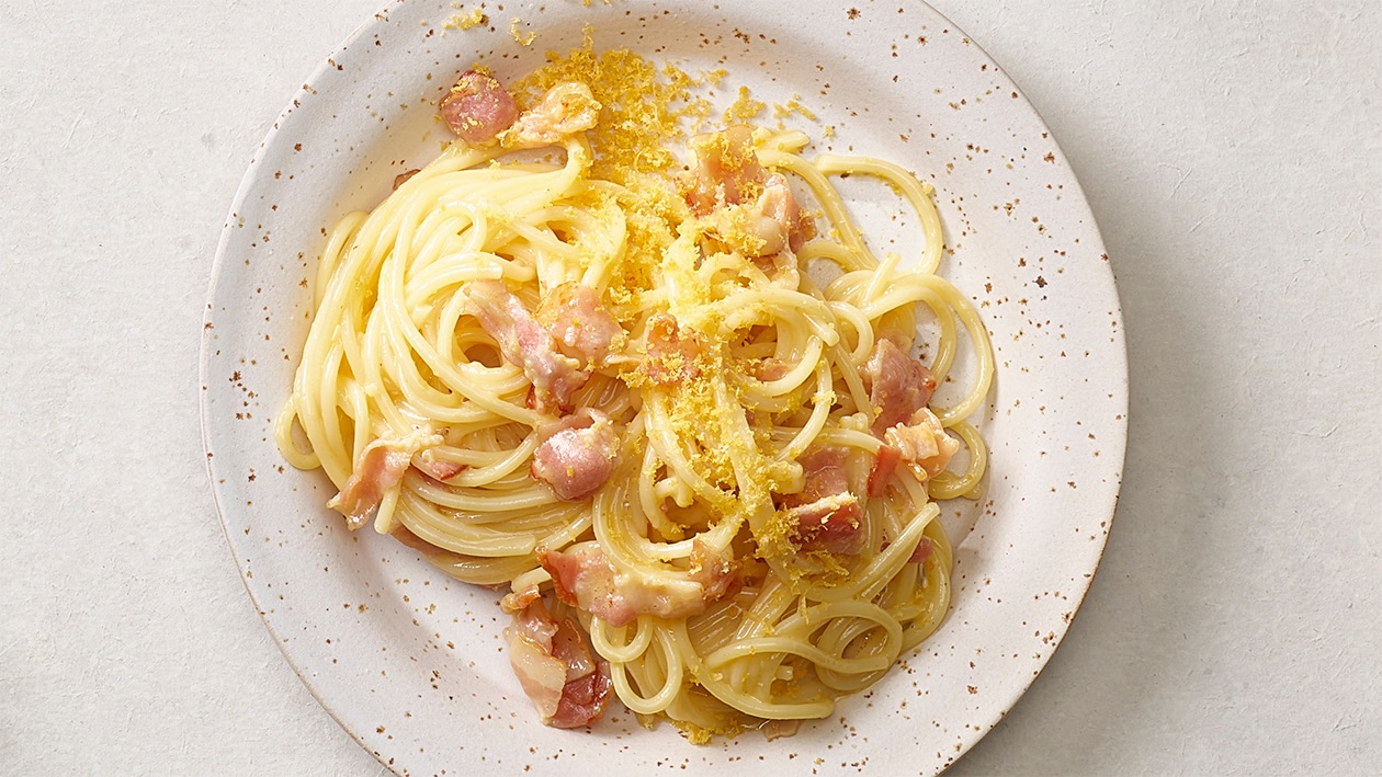 Spaghetti Carbonara mit geriebenem, gebeiztem Eigelb