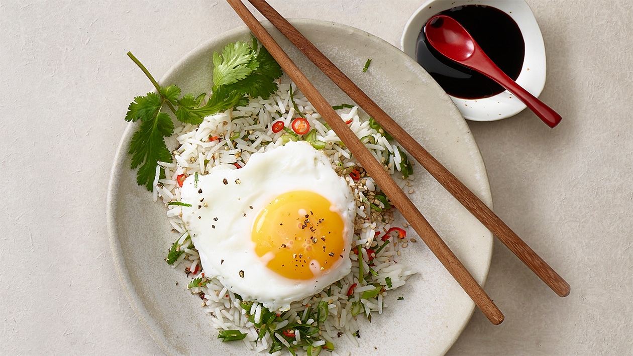 Riz basmati épicé avec un oeuf au plat