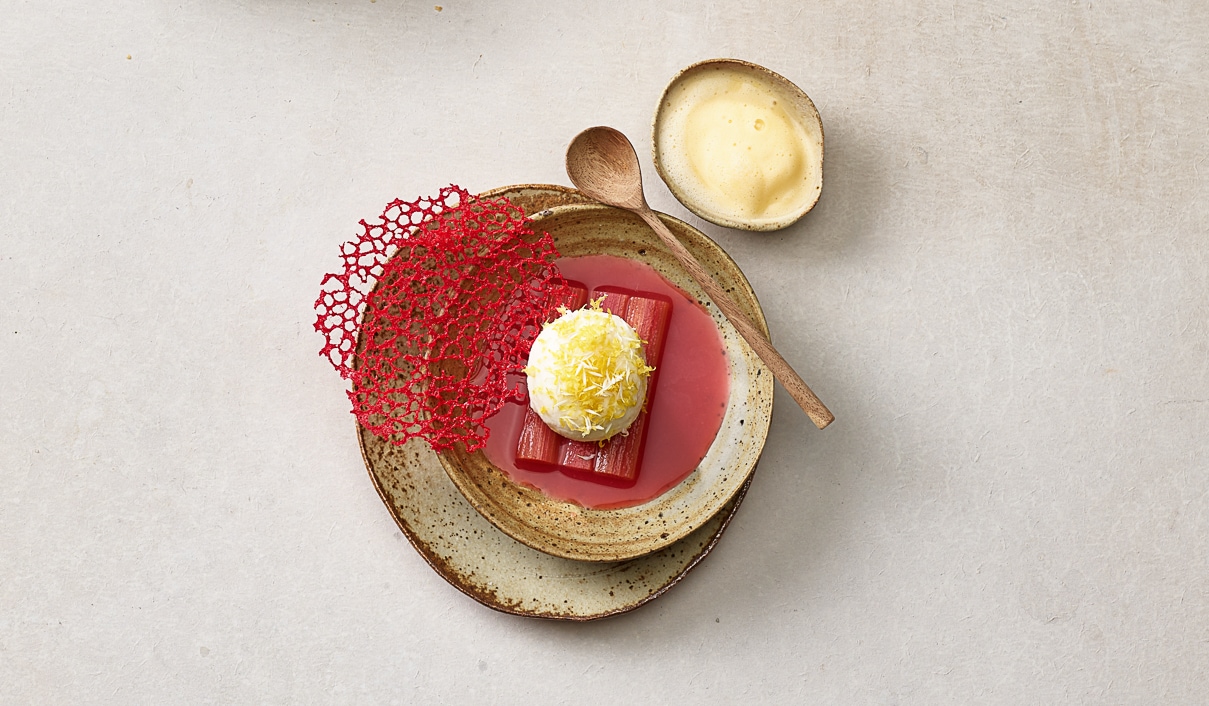 Quenelles aux fraises avec une délicieuse rhubarbe et sabayon –  
