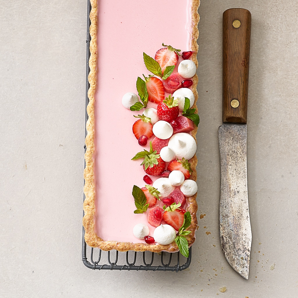 Cremiger Rhabarber-Tarte mit Erdbeeren und Mini-Meringues