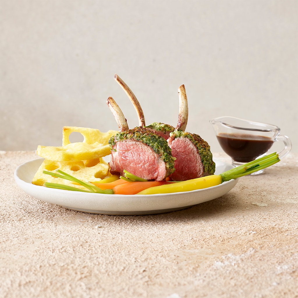 Rosa Lammkarree mit Kräuterkruste, Emmentaler-Kartoffeln und glasierten Rüebli