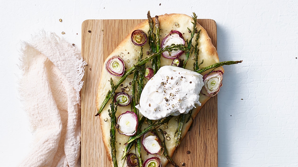 Focaccia de pommes de terre à la tessinoise avec asperges et burrata