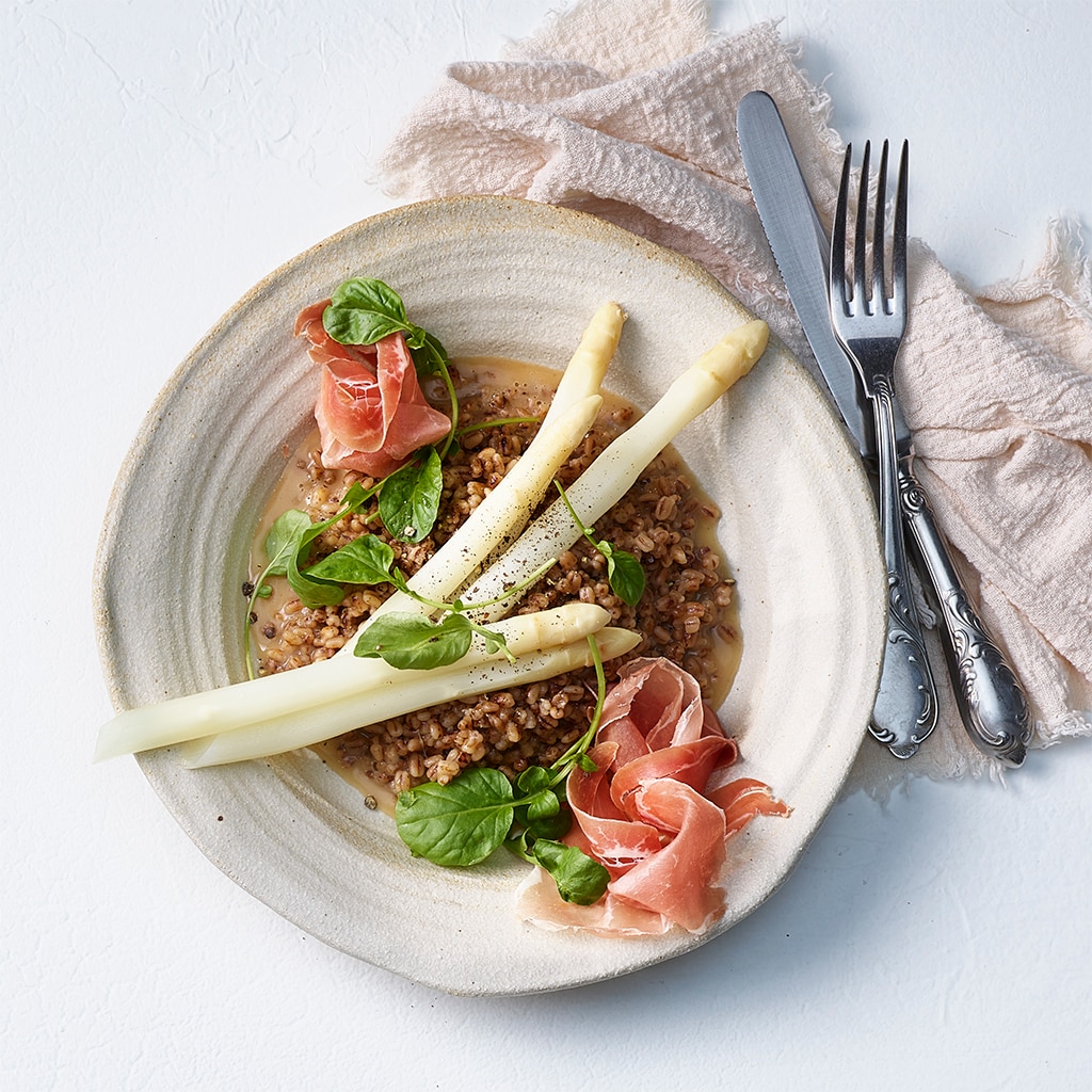 Bündner Gersotto mit Spargel und Rohschinken