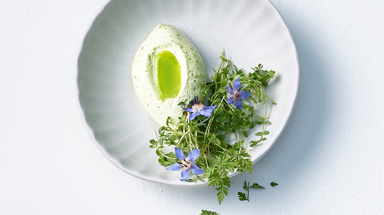 Mousse de fromage frais aux aspeprges vertes à l'huile à l'ail des ours et salade aux herbes printanières