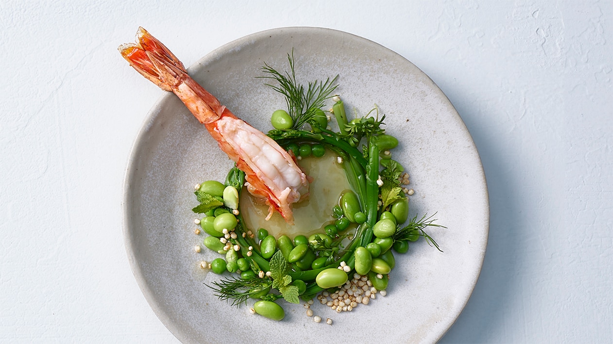Crevettes géantes sur salade d'asperges vertes, petits pois et édamame Crevettes géantes sur salade d'asperges vertes, petits pois et édamame