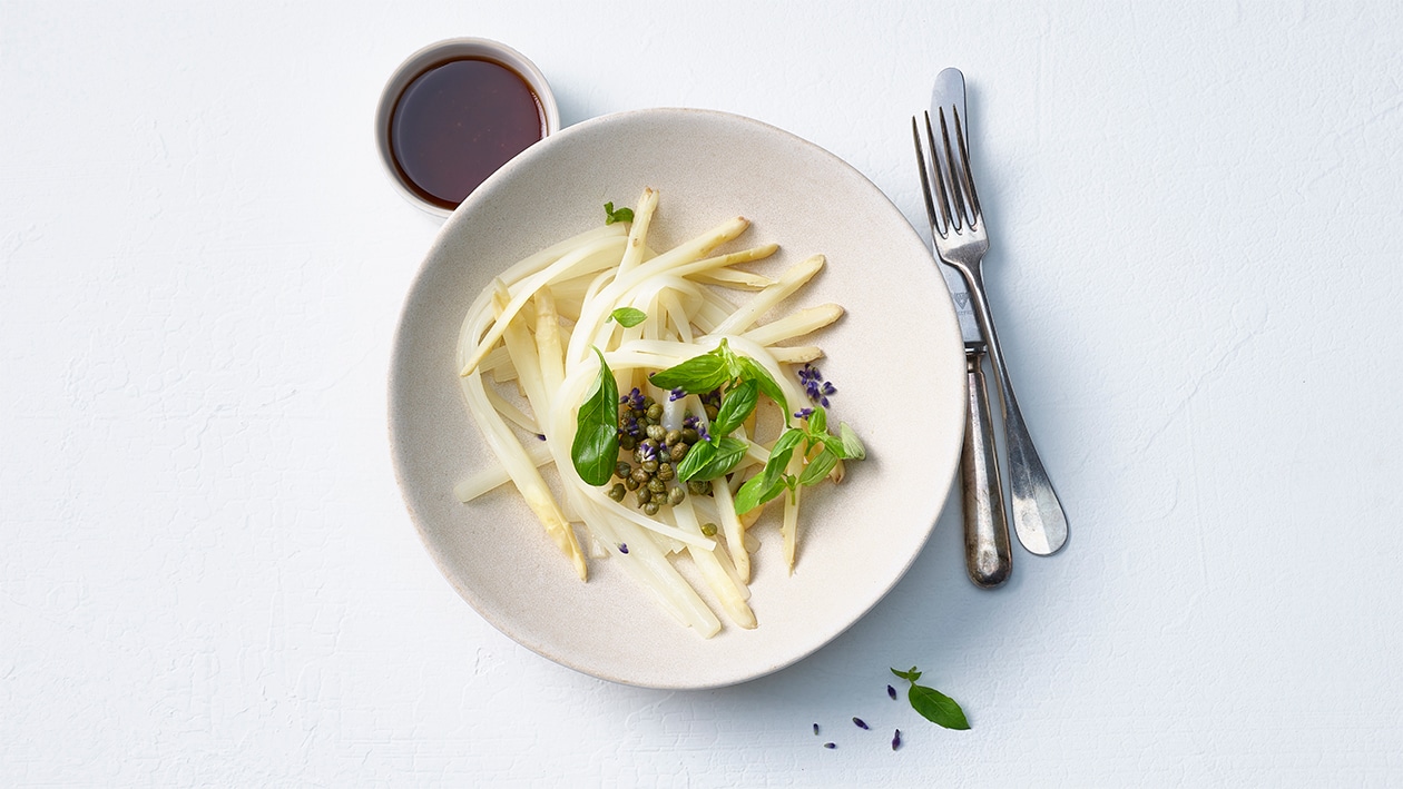 Weisser-Spargelsalat mit Kapern und Balsamico-Vinaigrette Weisser-Spargelsalat mit Kapern und Balsamico-Vinaigrette