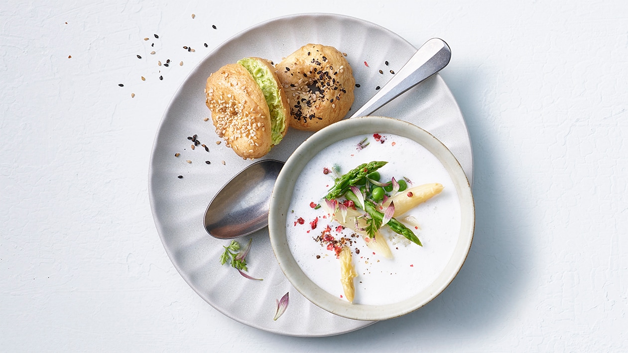 Weisswein-Spargelcremesuppe mit Bärlauch-Bagels Weisswein-Spargelcremesuppe mit Bärlauch-Bagels