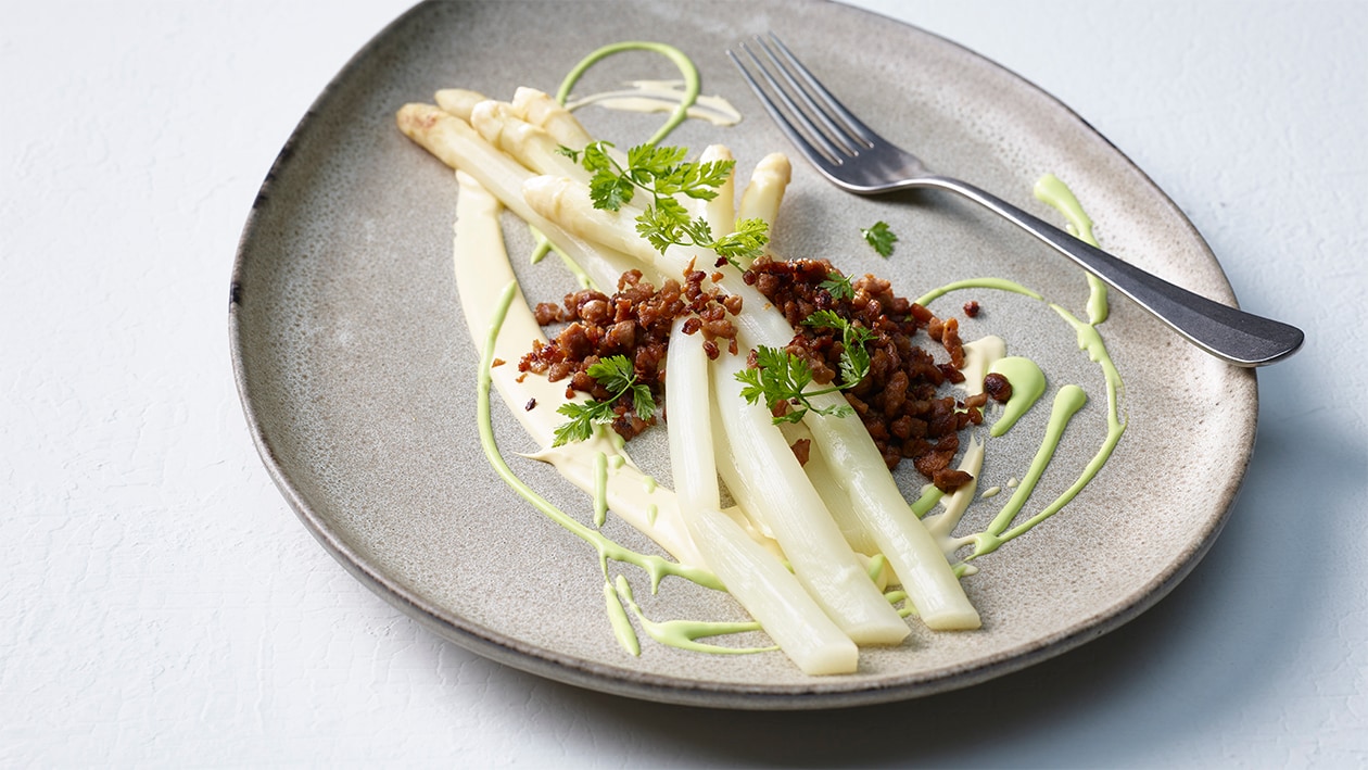 Weisser Spargel mit veganem Gehacktem und veganer Bärlauch-Hollandaise Weisser Spargel mit veganem Gehacktem und veganer Bärlauch-Hollandaise
